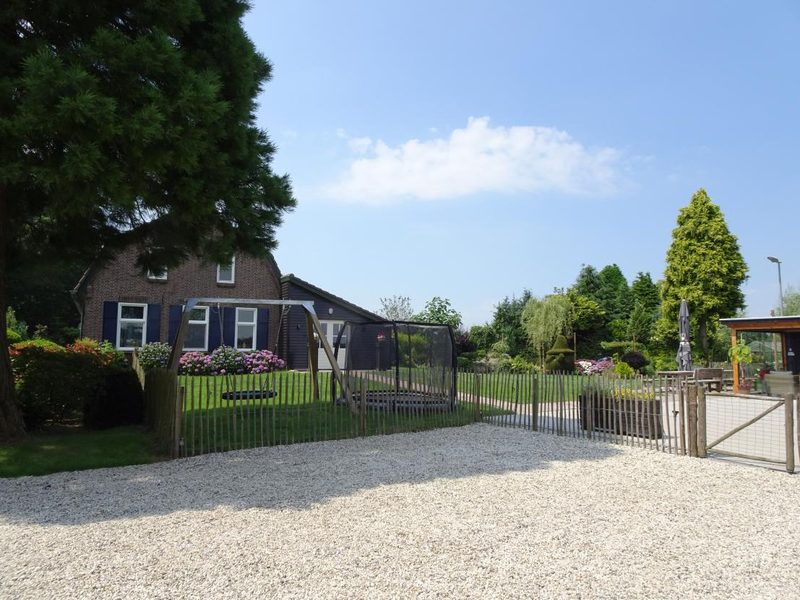 Het erf van Nabuurshoff in de zomer, met de boerderij en de tuin