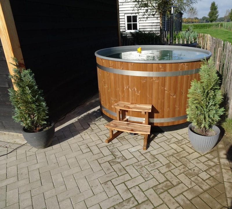 De houten hottub in de tuin