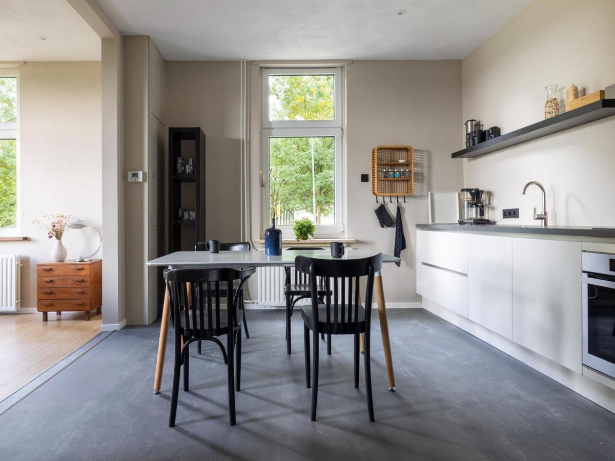 De open keuken met eettafel